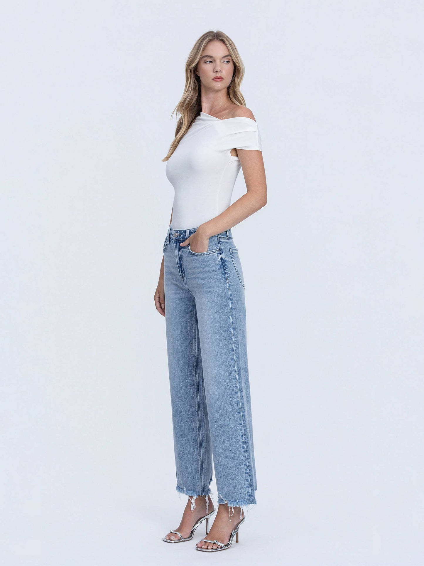 MID RISE FRAYED HEM ANKLE WIDE LEG